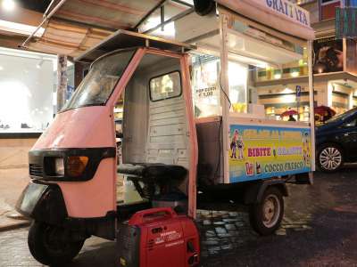 Nicola si avvale anche di un gruppo elettrogeno che gli permette di illuminare il truck e fornire l�elettricit� per la macchina dei popcorn